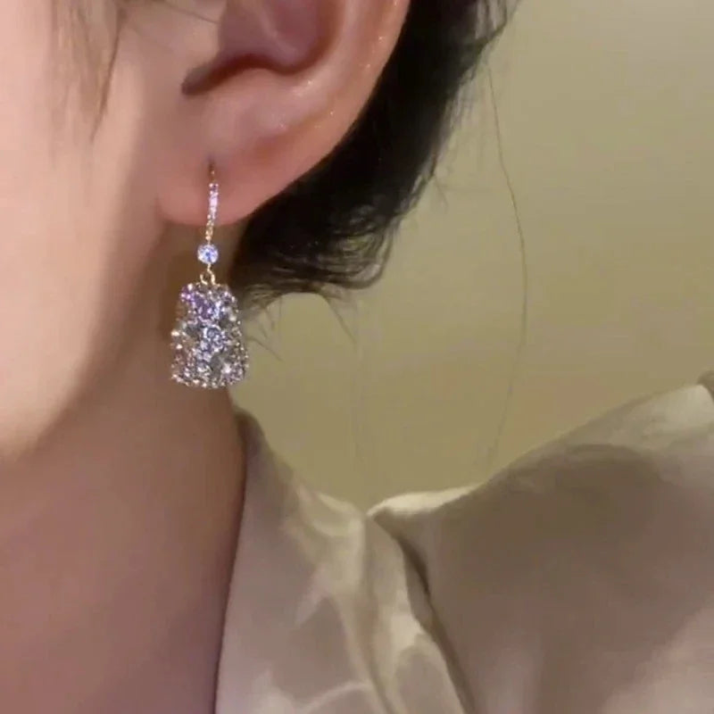 New Fashion Trend Shiny Zircon Square Pendant Glod Color Ear Hooks for Women Elegant Luxury Ladies Wedding Party Premium Jewelry